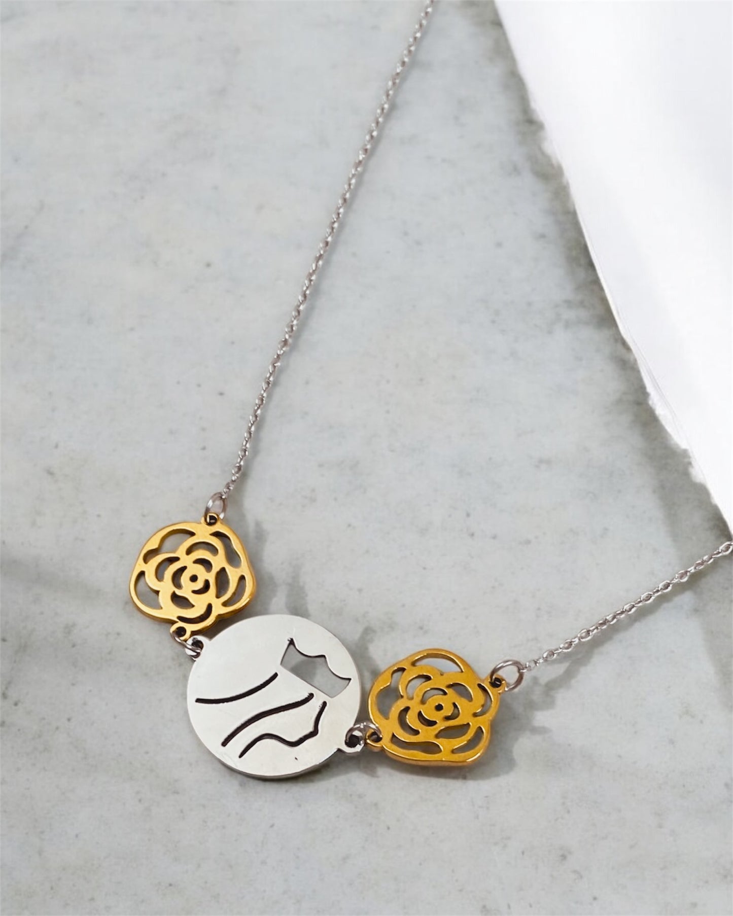 Colar Rainha Santa Isabel Gold Roses